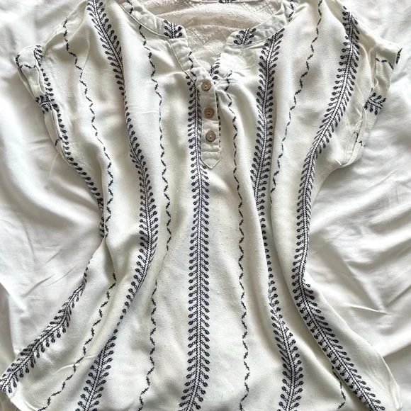 Sweet Wanderer Cream and Black Lace Blouse - Picture 1 of 3